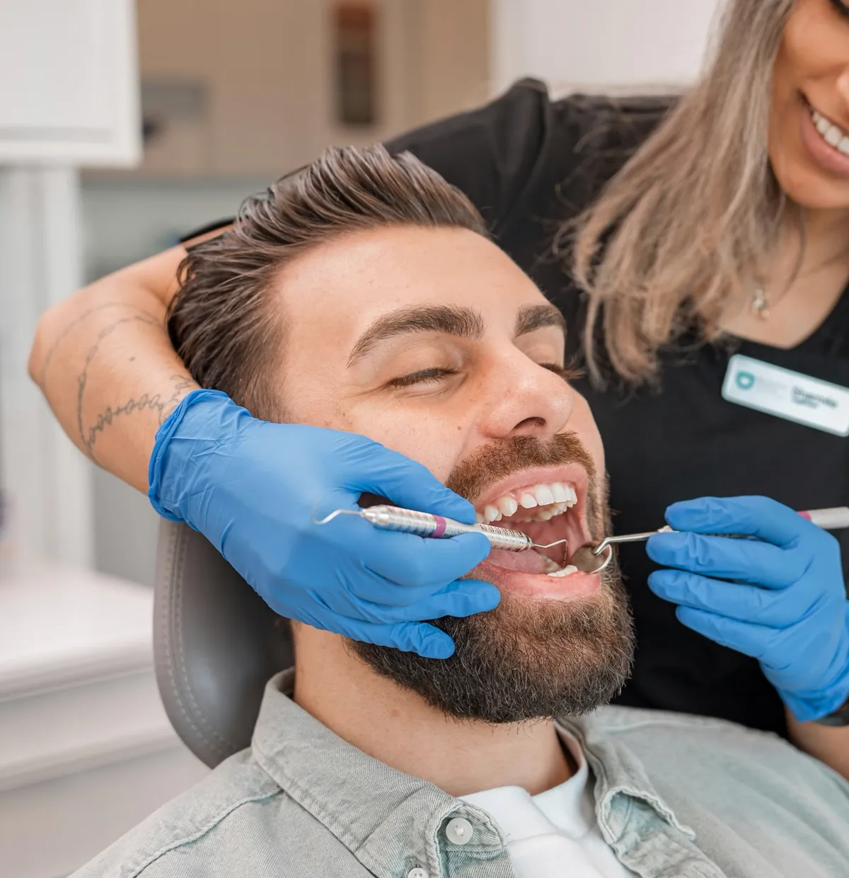 Médica dentista a observar um paciente
